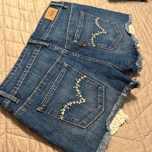 Super cute classic Levi shorts
